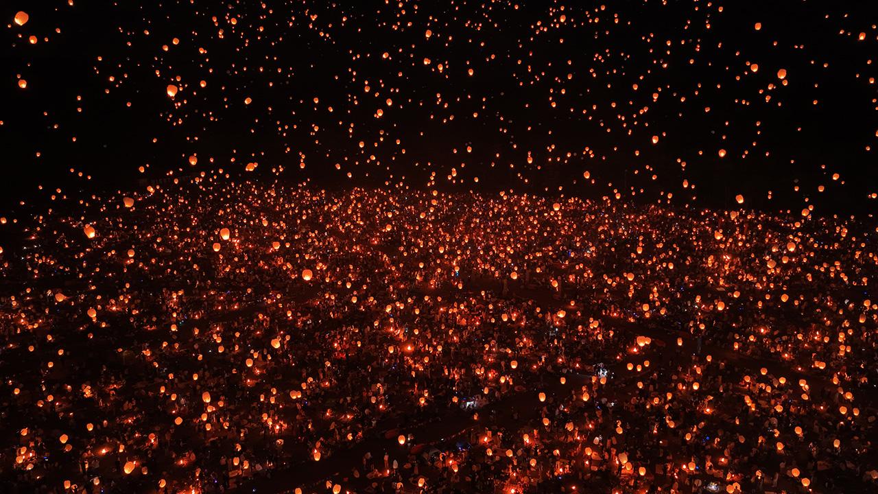 Gökyüzü binlerce fenerle aydınlandı