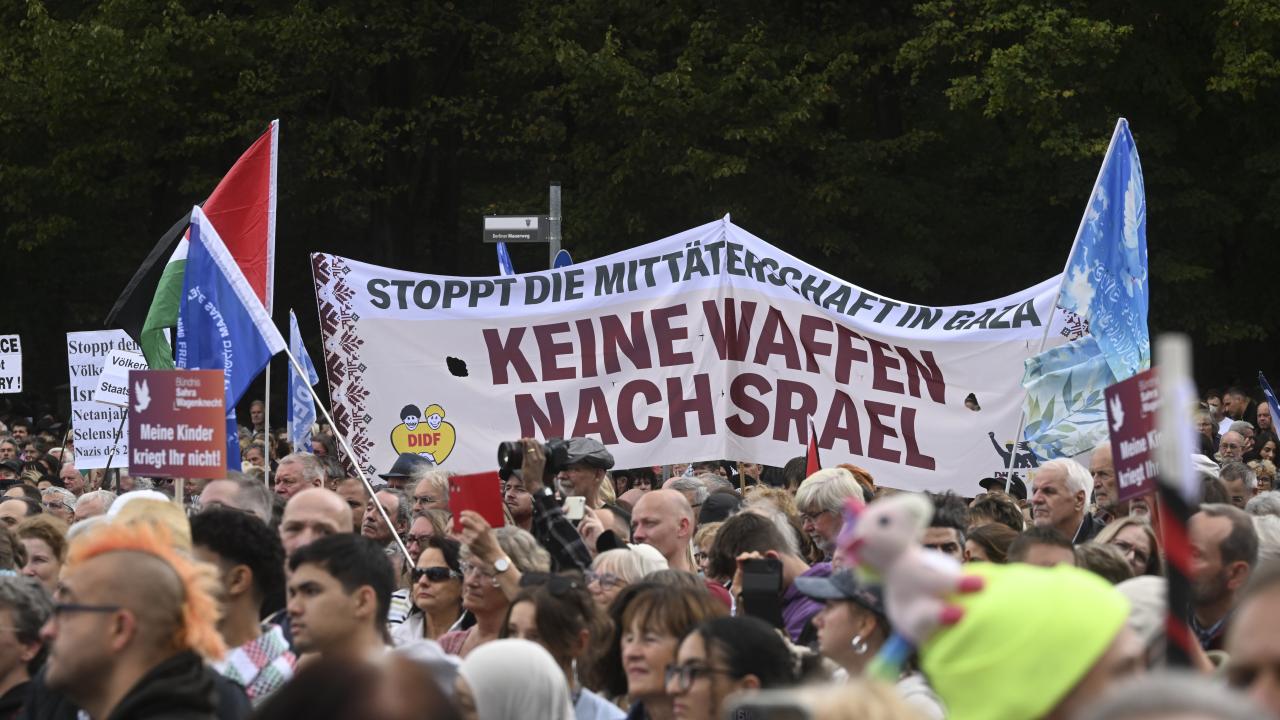 Berlin'de "Gazze'de soykırımı durdurun" çağrısıyla barış gösterisi yapıldı