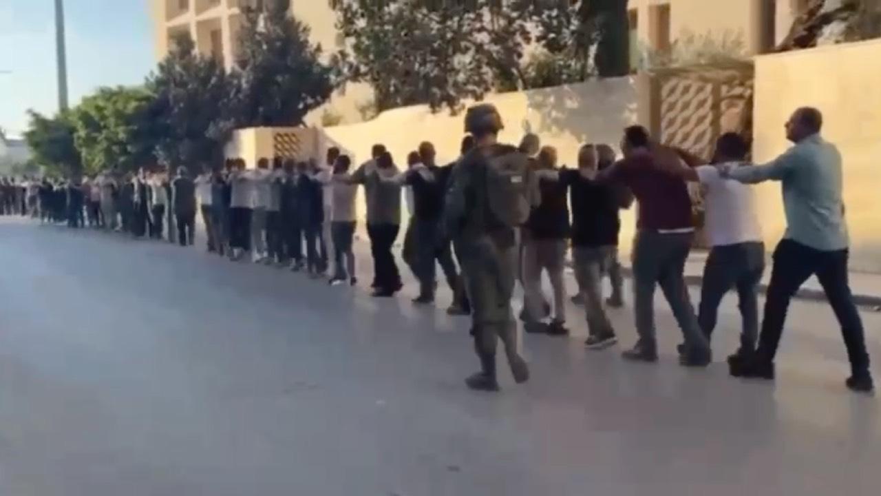 İşgalci İsrail ordusu Batı Şeria’nın Tulkerim kentini kuşatarak onlarca genci gözaltına aldı