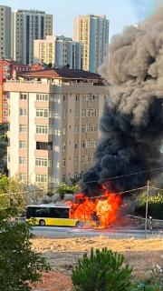 Ümraniye'de seyir halindeki İETT otobüsü yandı