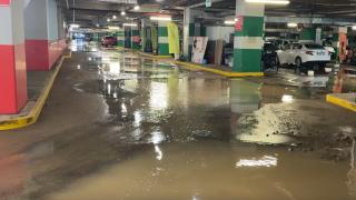 Su borusu patladı: AVM otoparkını su bastı