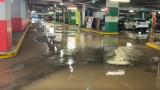 Su borusu patladı: AVM otoparkını su bastı