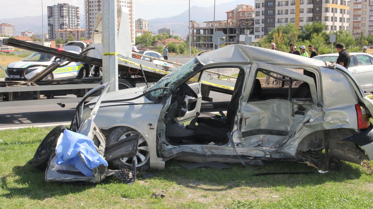 Kayseri’de iki otomobilin çarpıştığı kazada 3 kişi öldü, 3 kişi yaralandı