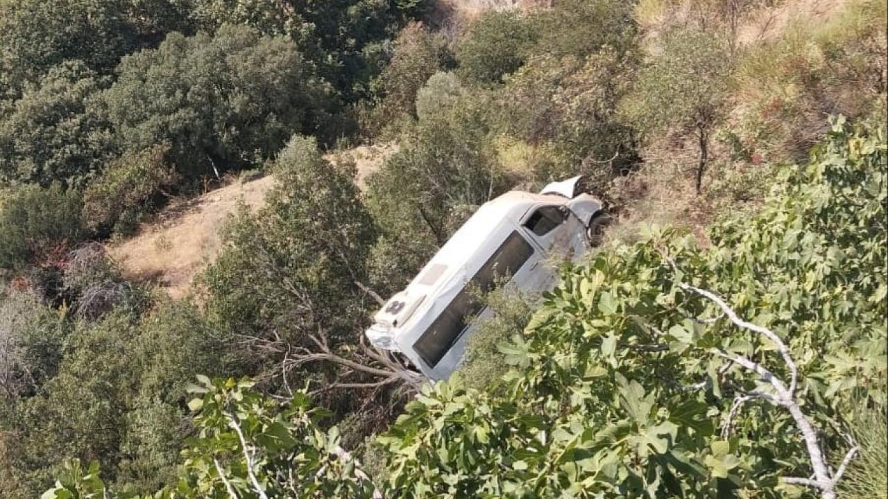 Aydın'da uçuruma yuvarlanan öğrenci servisindeki 5 kişi yaralandı