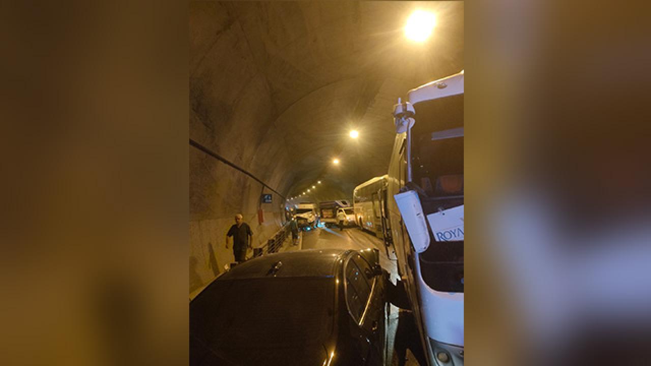 Antalya'da 8 araç birbirine girdi: Uzun araç kuyruğu oluştu