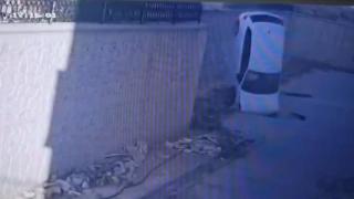 Otomobil korkulukları aştı, metrelerce yükseklikten düştü