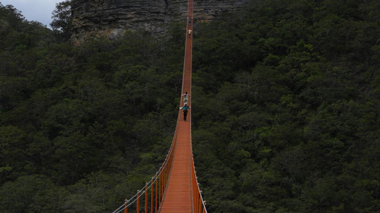 Kolombiya'daki El Hayal Ekopark'ta köprüler ve mağaralar ziyaretçileri ağırlıyor