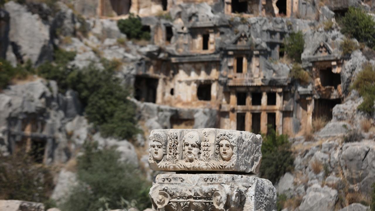 Likya'nın en büyük antik tiyatrosunun sahne binası ayağa kaldırılacak