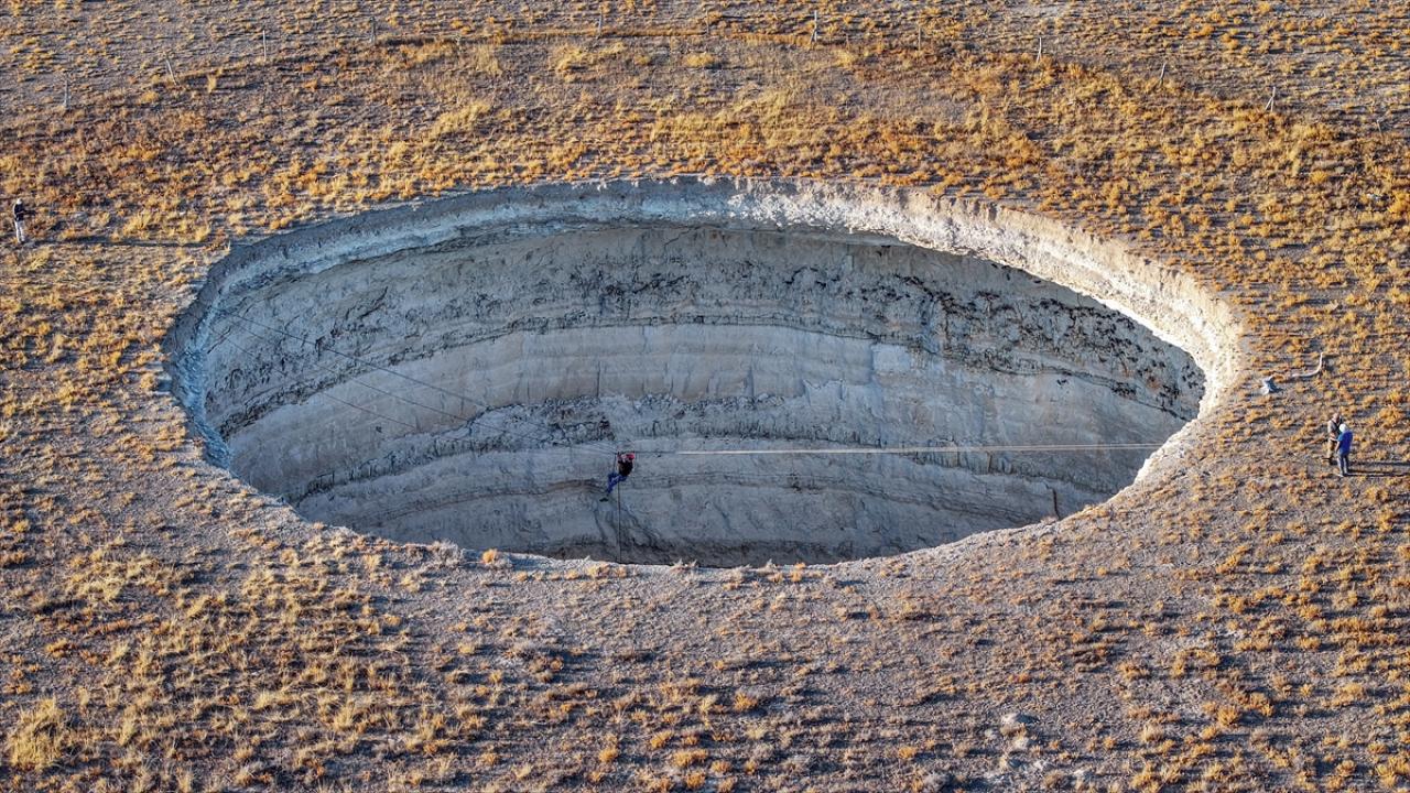 Zirvelerden yerin derinliğine inen dağcılar obruk tehlikesine dikkati çekti