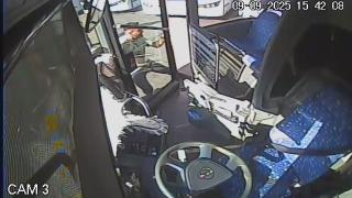 El freni çekilmeyen otobüs, başka otobüse çarptı