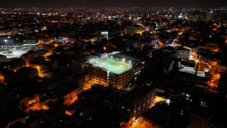 5 katlı binanın çatısında halı saha keyfi