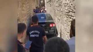 Navigasyona güvenen sürücü, dar sokakta sıkıştı