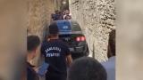 Navigasyona güvenen sürücü, dar sokakta sıkıştı