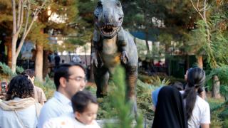Tahran’daki Jurassic Park ziyaretçilerine dinozor çağının deneyimini yaşatıyor
