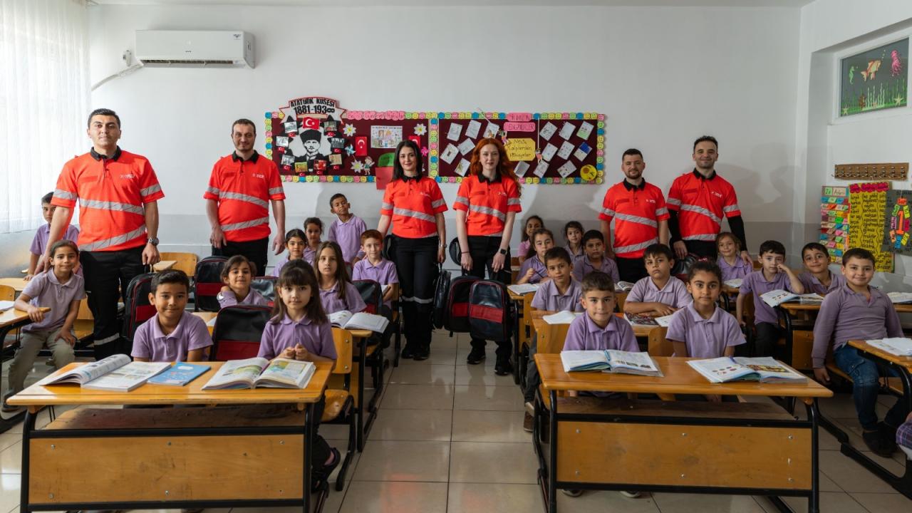 Kullanım ömrü biten uçak koltuğu kumaşları okul çantasına dönüştü