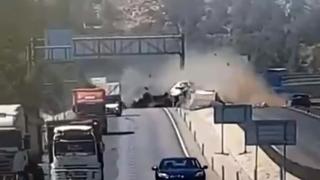 Antalya'da kontrolden çıkan tır bariyerlere çarptı