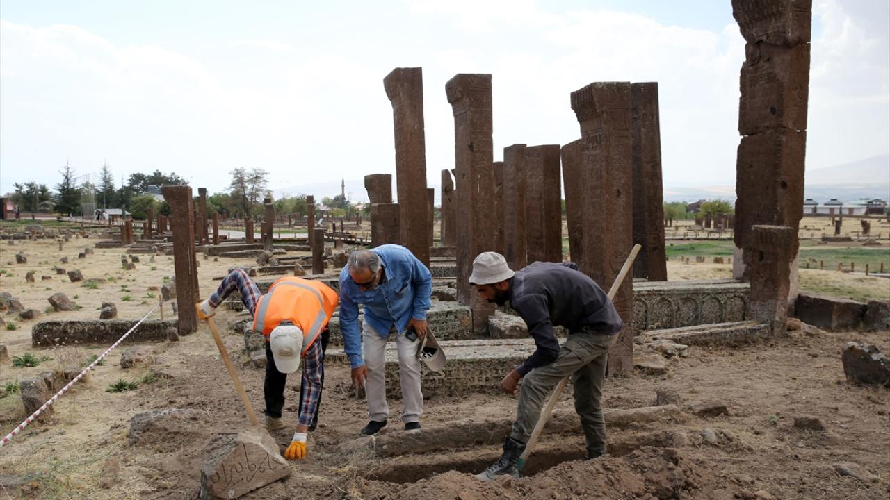 "Mezar taşlarına yansıyan çok sayıda göç olayı var"