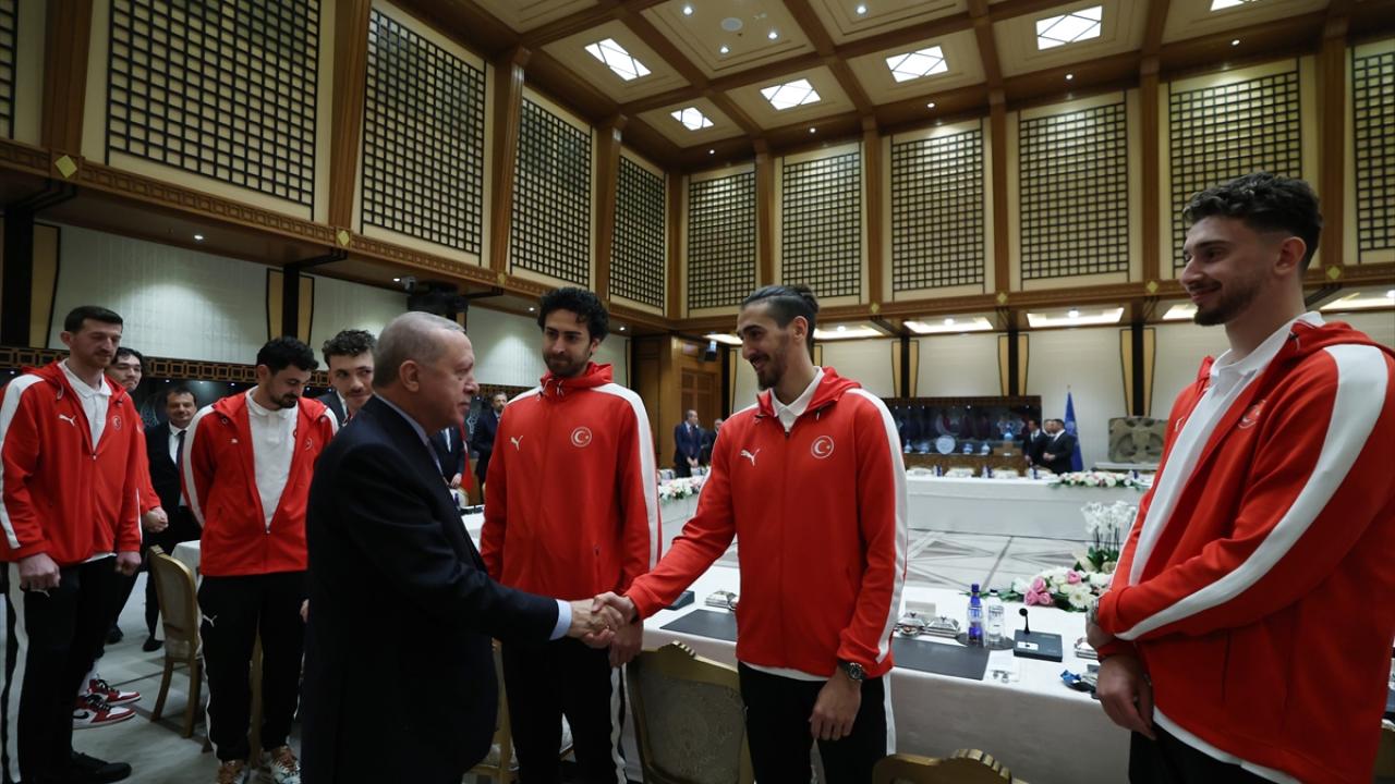 Cumhurbaşkanı Erdoğan 12 Dev Adam'ı kabul etti