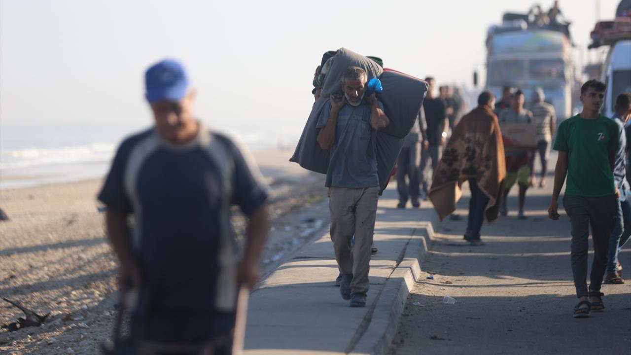 Dünyanın gözü önünde sürgün sürüyor