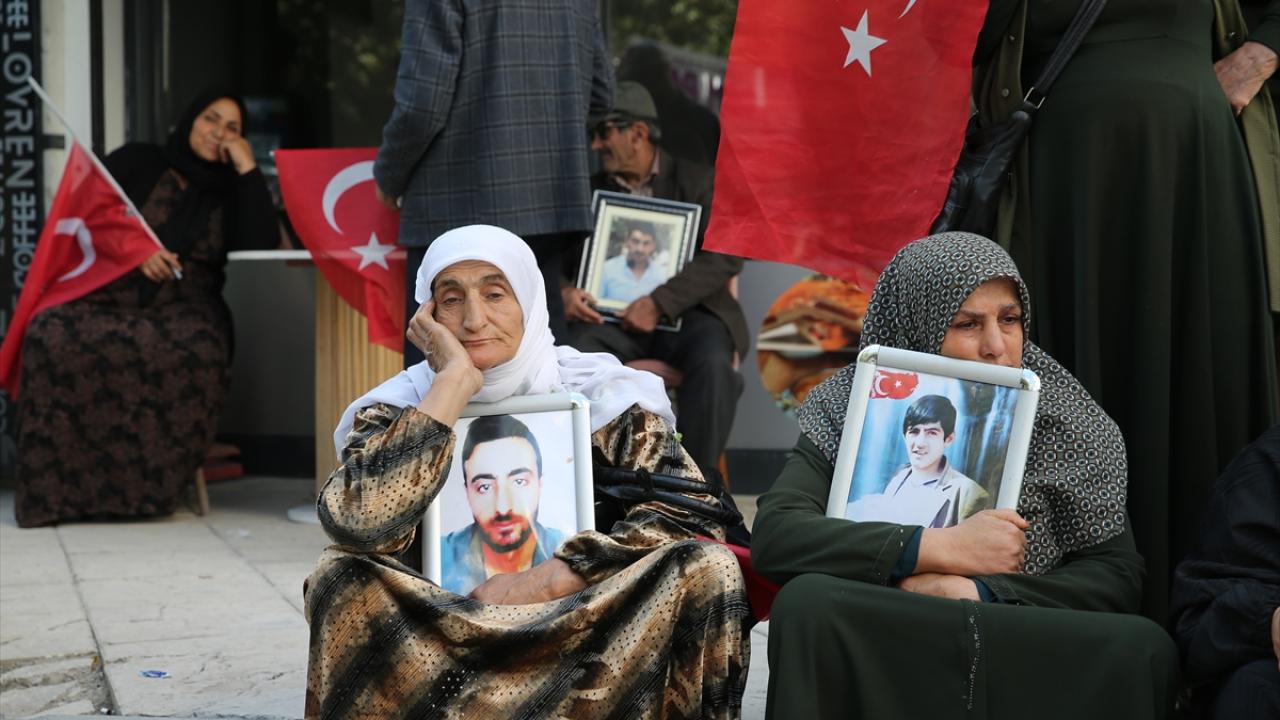 Vanlı aileler, DEM Parti İl Başkanlığı önündeki eylemlerini sürdürdü