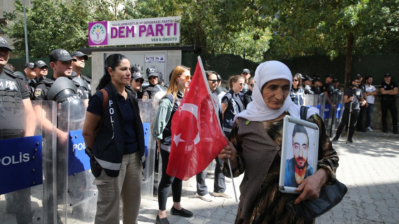 Vanlı aileler, DEM Parti İl Başkanlığı önündeki eylemlerini sürdürdü