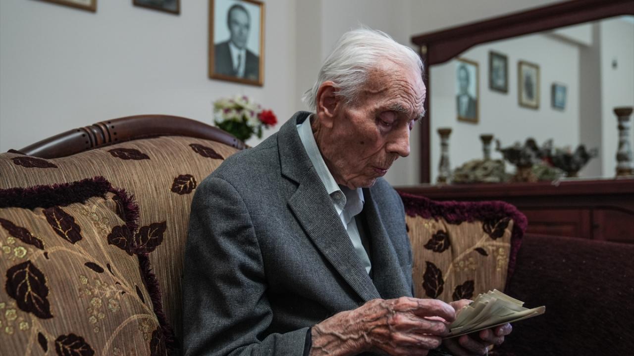 Ayla (Koreli Kim Eunja) ile fotoğraf çektirmiş