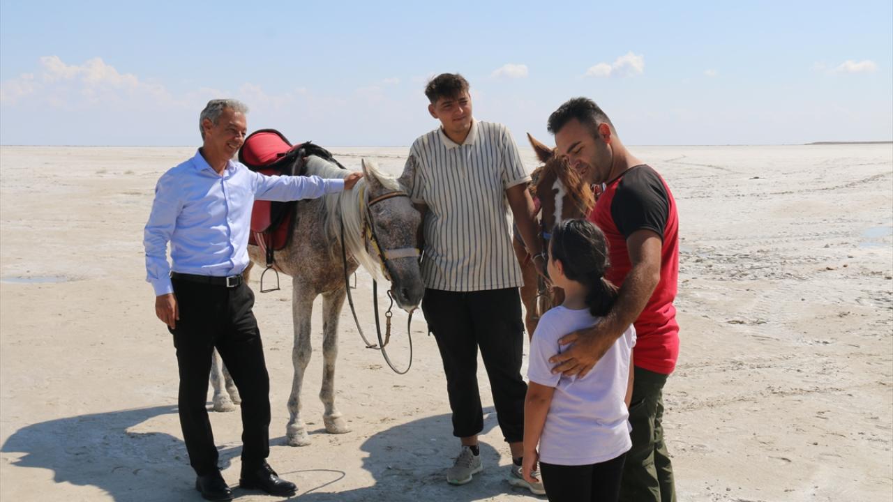 "Turistler, gün doğumu ve gün batımını sonsuz beyazlığın yanında izleme fırsatı yakalıyor"