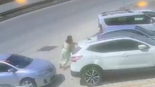 Hareket eden aracı tek eliyle durdurdu