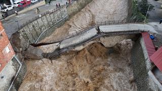 Artvin'de sel tarihi köprüyü yıktı