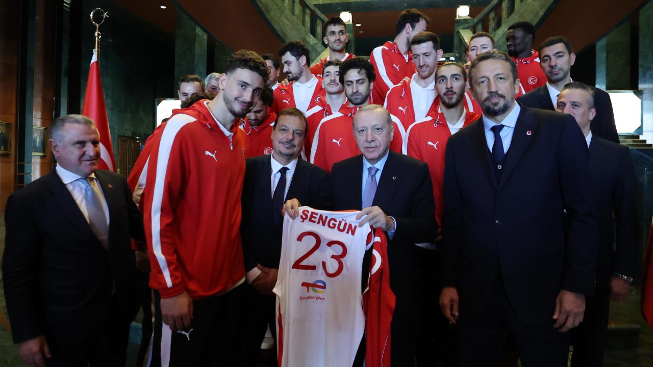 Cumhurbaşkanı Erdoğan A Milli Erkek Basketbol Takımını kabul etti