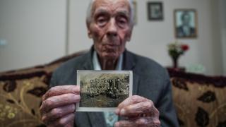 Kore Savaşı'nda bandocu olarak görev yapan İzmirli gazi, şehitler için çaldıkları marşları unutamıyor