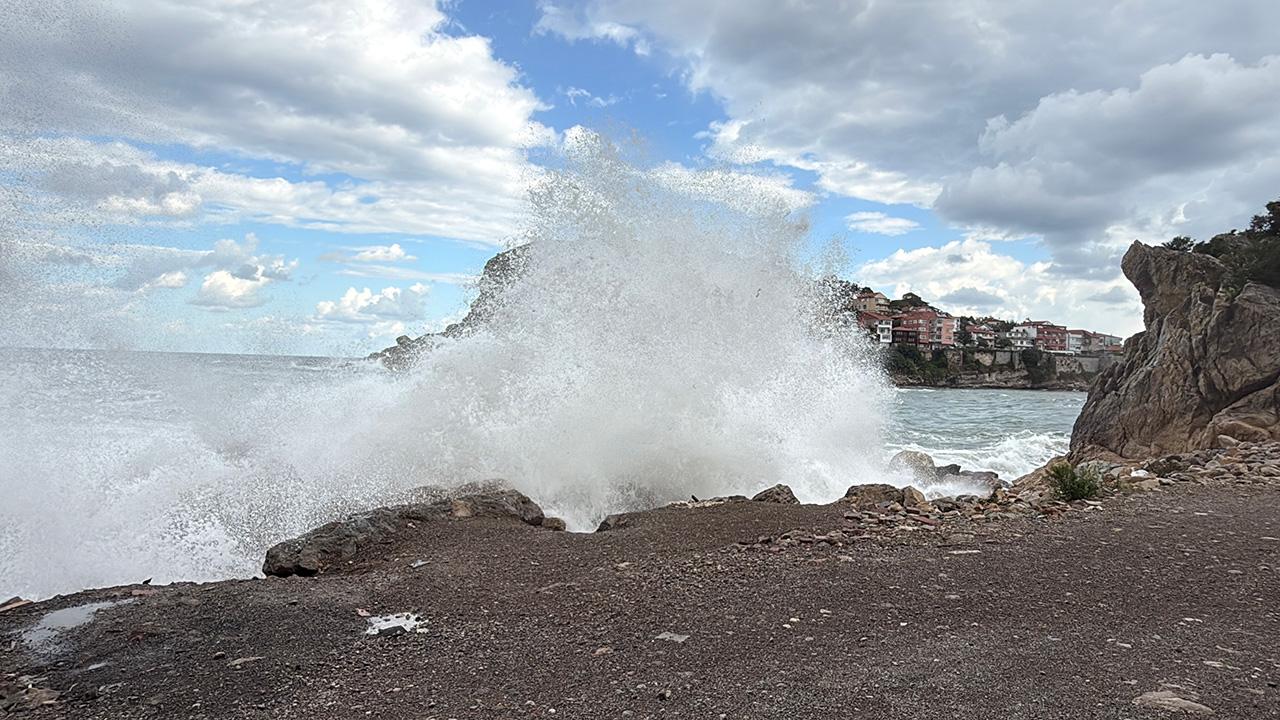 Amasra'da fırtına: Dalga boyu 5 metreye ulaştı