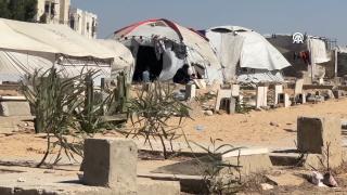 Soykırımcı İsrail'in göçü dayattığı Gazze'de mezarlıklar sığınak oldu