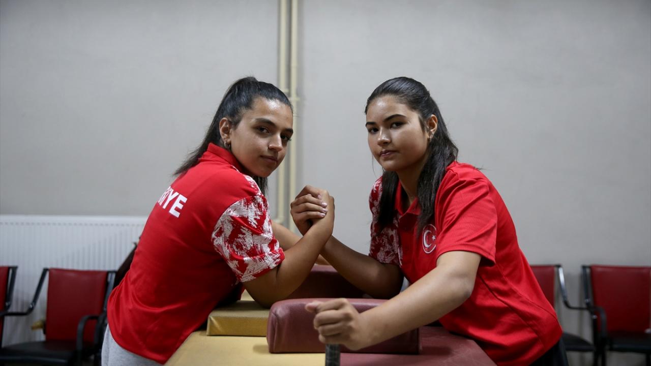 Okul sıralarında bilek güreşine başlayan iki arkadaş Dünya Şampiyonası'nda derece elde etti