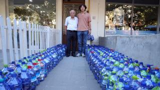 Dede ve torunu engellilerin hayatına dokunmak için mavi kapak topluyor