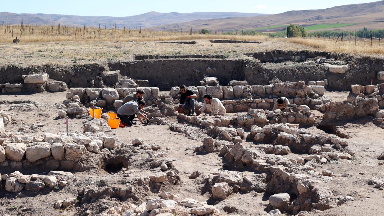 Kayalıpınar'da 56 çivi yazılı tablet ve 22 mühür baskısı bulundu