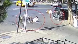 Motosiklet kasasıyla aracın üzerinden savruldu: O anlar kamerada