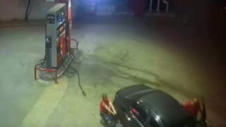 Benzin koyduğu sırada kayan aracı eliyle durdurmaya çalıştı