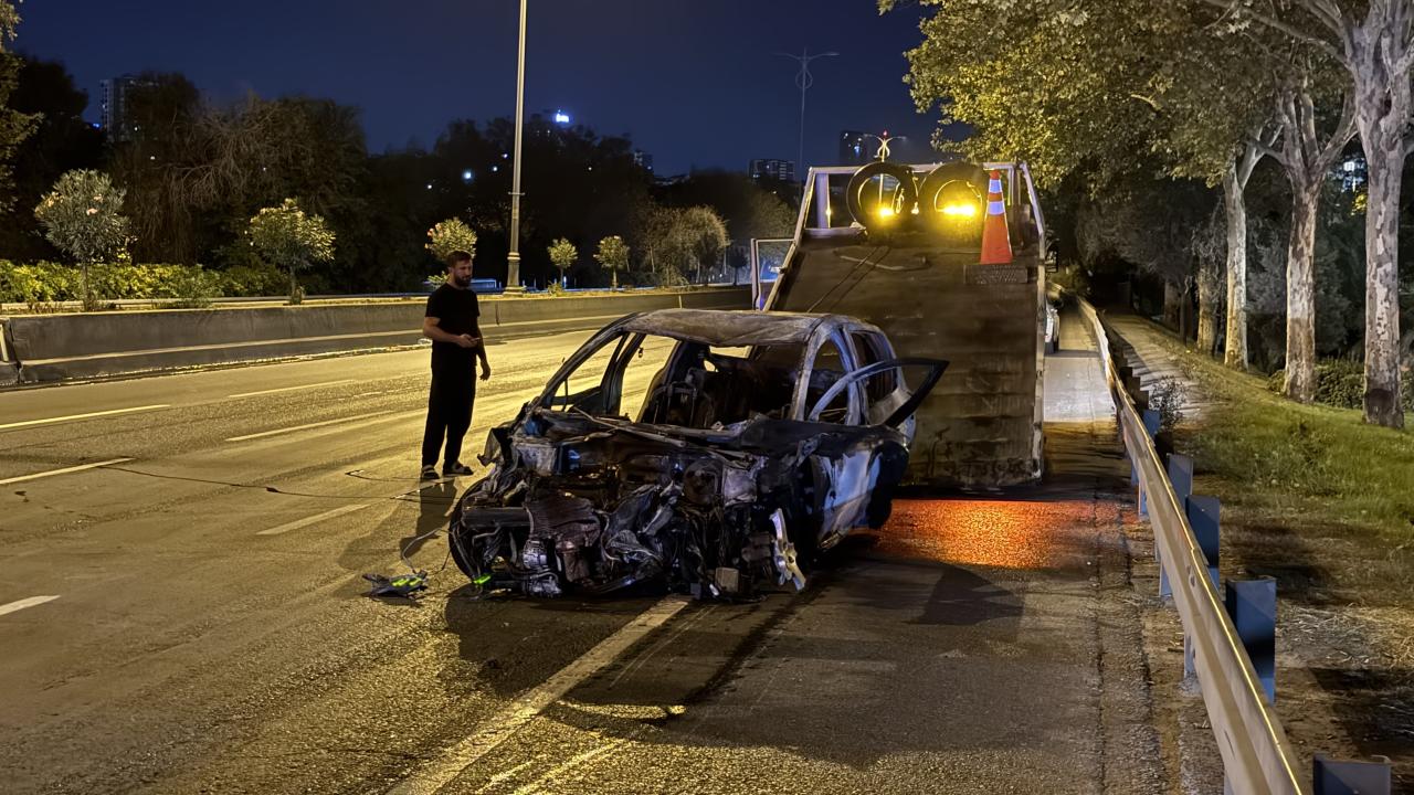 Esenler'de bariyere çarpan otomobildeki 5 kişi yaralandı