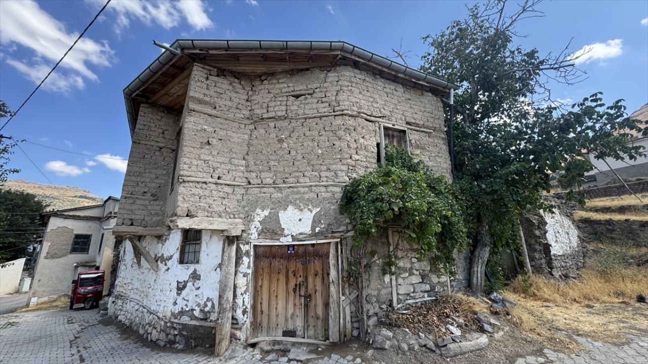 Ata yadigarı köyünün kerpiç evlerini yurt dışında tanıtıyor