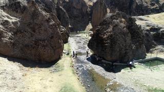 Kızılağaç Kanyonu'nda yürürken çevre bilinciyle çöp de topladılar