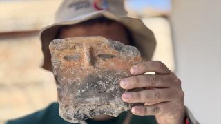 Konya'da yaklaşık 5 bin yıllık "insan yüzlü" çömlek parçası bulundu