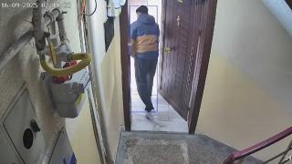 Kadın müşterinin evine girmeye çalışan kurye gözaltına alındı