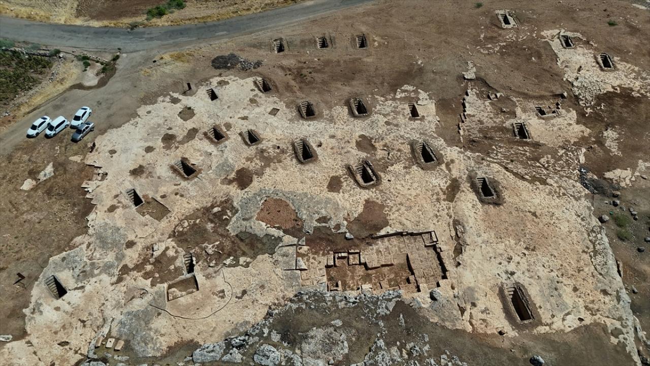 Adıyaman'daki Tharsa Antik Kenti'nde 8 oda mezarı bulundu