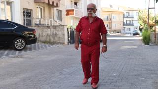 Nevşehir'in "renkli pala"sı 50 yıldır tek renkli giysilerle geziyor