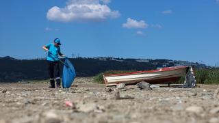 Sapanca Gölü çevresinden 2 ton atık toplandı