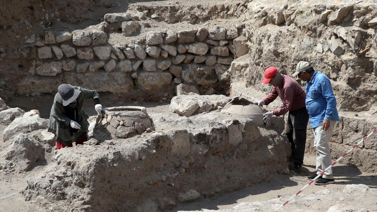 Bitlis'te Selçuklu Kalesi kalıntısındaki kazılarda çapı 50 metreyi bulan burca ulaşıldı