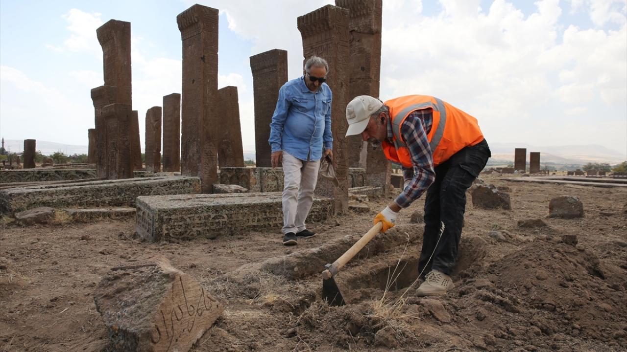 Selçuklu Meydan Mezarlığı'nda ortaya çıkarılan mezar sayısı 10 bini aştı