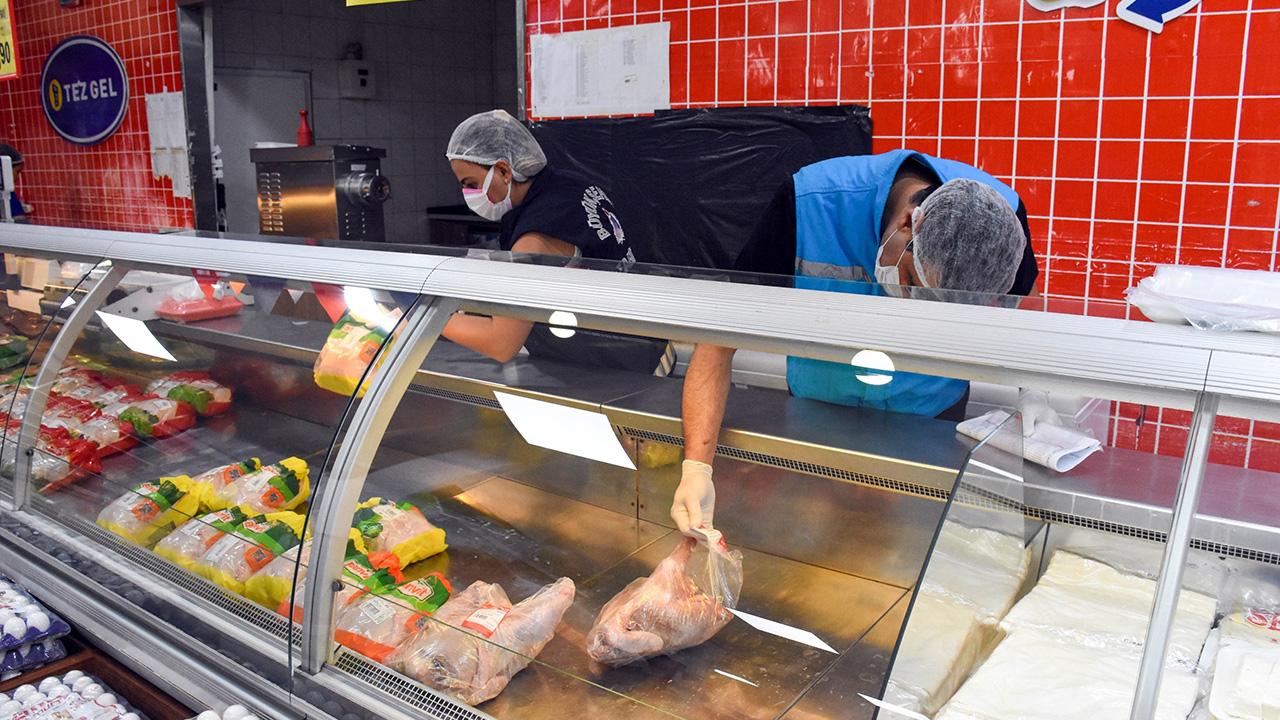 Diyarbakırda son kullanma tarihi geçmiş yüzlerce kilo ürün imha edildi