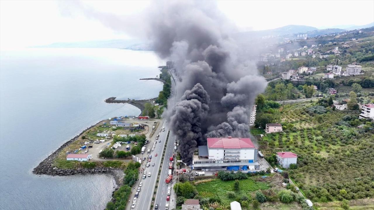 Trabzon'da alışveriş merkezinde çıkan yangına müdahale ediliyor